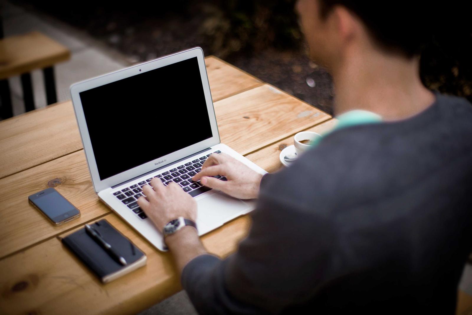 Schreibtisch mit Laptop und Notizbuch bei der Arbeit — verbildlicht redaktionelle Recherche statt automatischer Empfehlung.